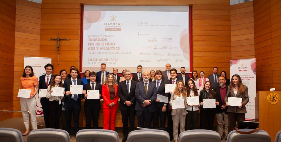 Fotografía de un grupo de personas posando en un evento de entrega de certificados en la Universidad de Comillas.