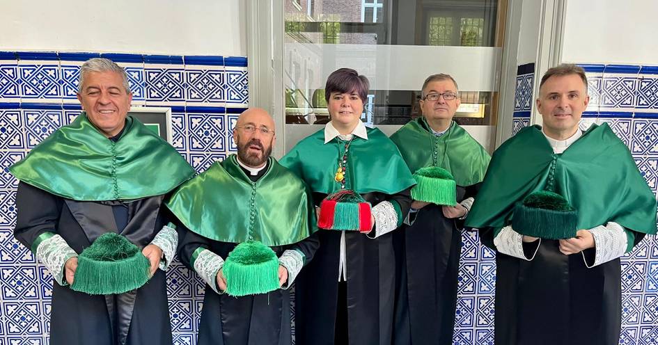 Doctores en Derecho Canónico de la Universidad Pontificia Comillas con el traje académico