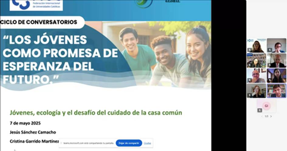 Un grupo de jóvenes sonrientes participan en un evento sobre su papel en el futuro y la ecología.