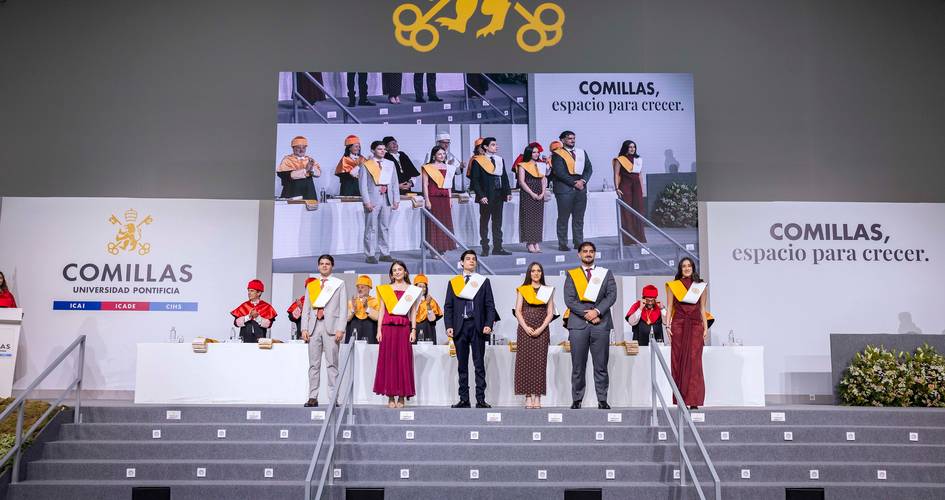 Ceremonia de graduación en la Universidad Pontificia Comillas con estudiantes en el escenario.