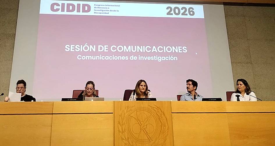 La imagen muestra a un grupo de presentadores en un evento académico con una pantalla detrás que indica el tema de la sesión.