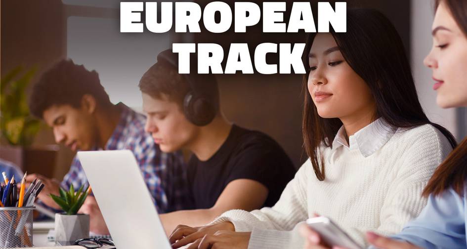 Un grupo de jóvenes concentrados trabajando en sus computadoras en un ambiente de estudio.