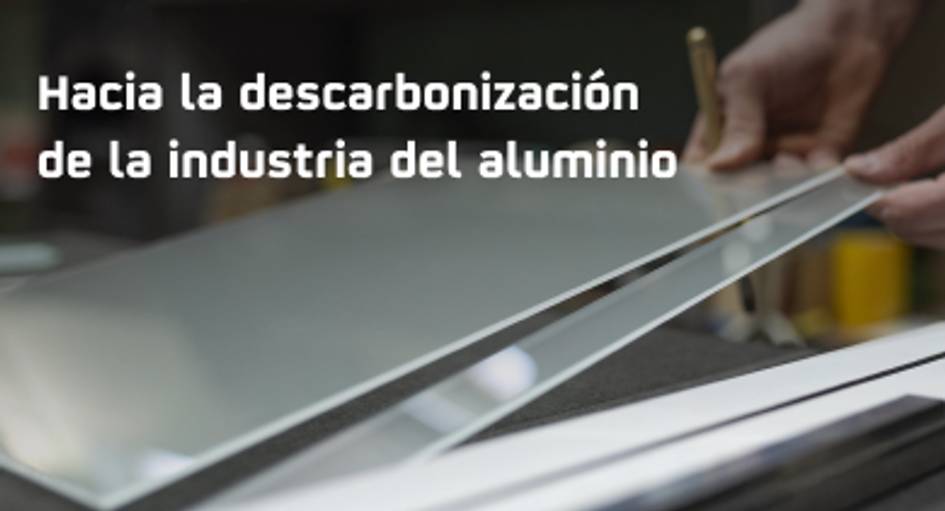 La imagen muestra a alguien trabajando con láminas de aluminio en un contexto relacionado con la industria.