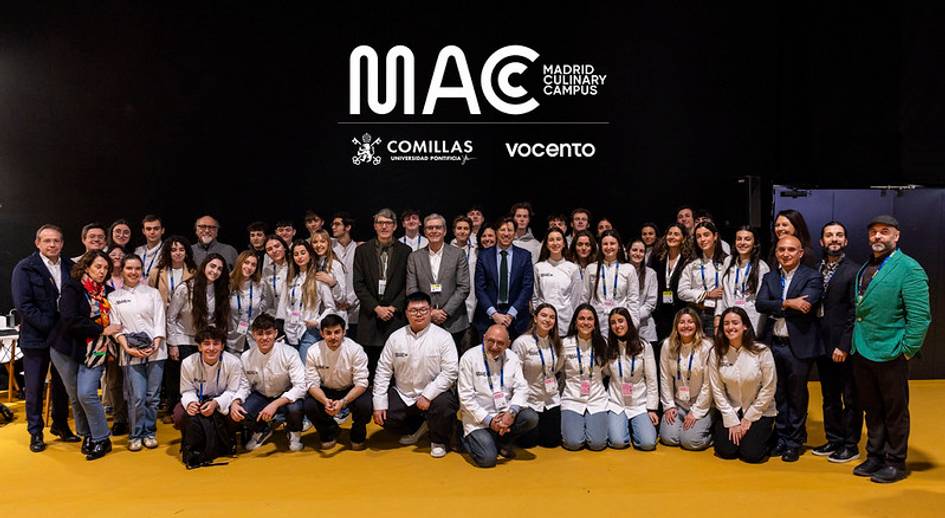 Fotografía grupal en el Madrid Culinary Campus con estudiantes y organizadores del evento.