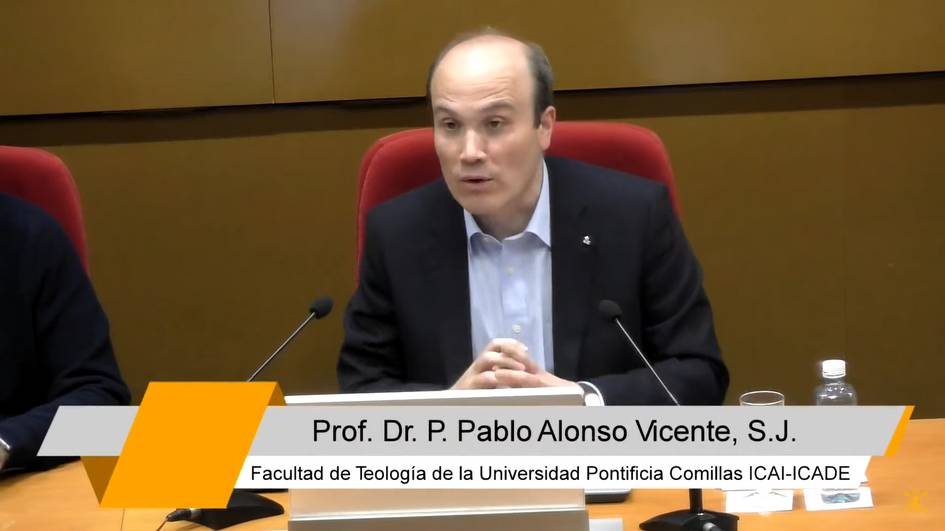 Un hombre hablando en un panel de una conferencia en la Facultad de Teología de la Universidad Pontificia Comillas ICAI-ICADE.