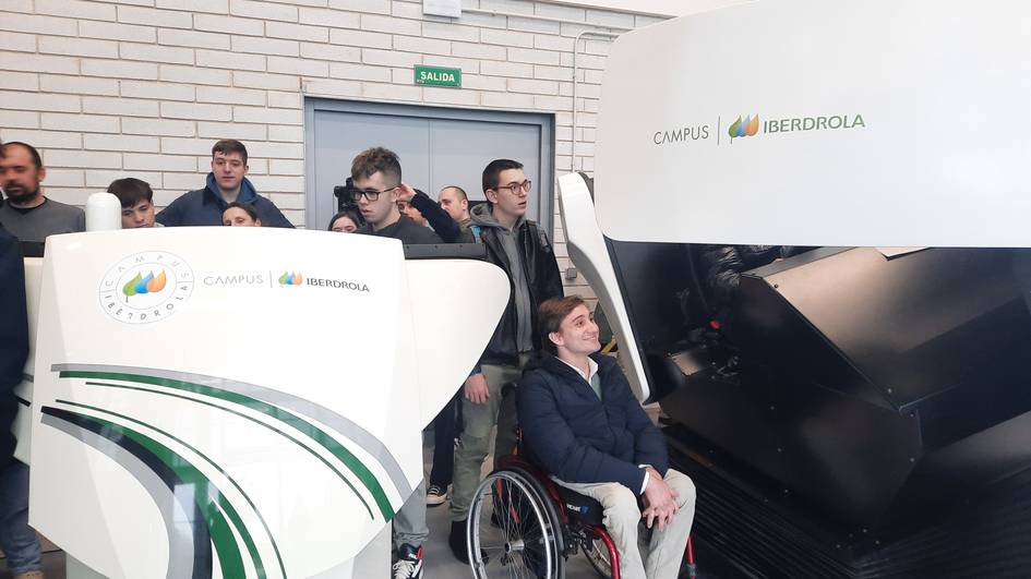 Un grupo de personas, incluyendo a una persona en silla de ruedas, se encuentra en un evento relacionado con el Campus Iberdrola.