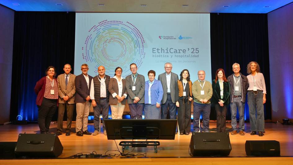 Un grupo de personas posando en un escenario durante el evento EthicCare'25.