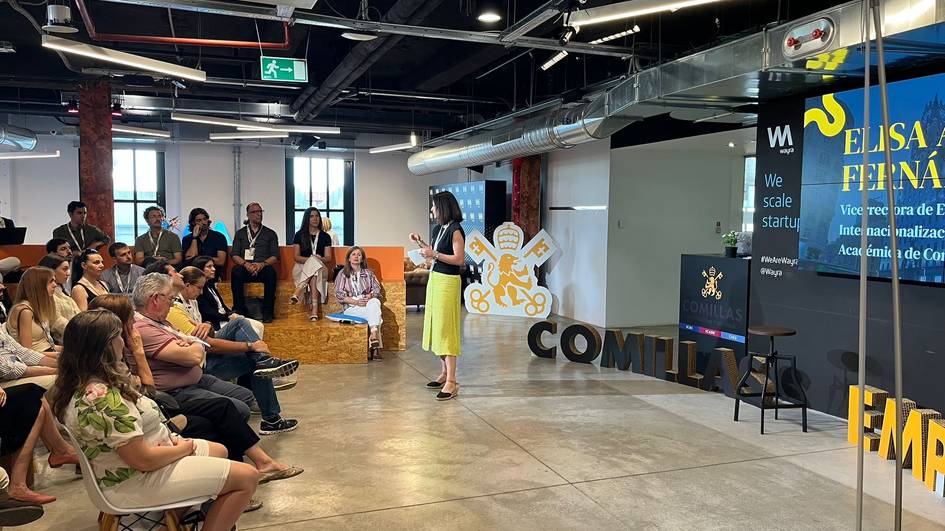Una presentación en un evento con público atento en un espacio moderno.