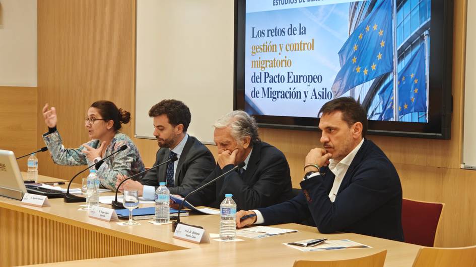 Una mesa redonda sobre la gestión y control migratorio con varios ponentes discutiendo el Pacto Europeo de Migración y Asilo.