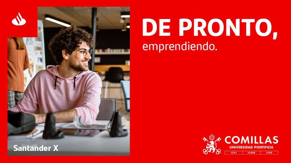 Un joven sonriente está sentado en una mesa de trabajo con materiales de emprendimiento a su alrededor.