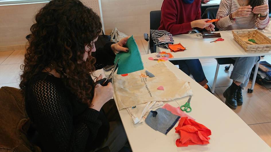 Taller Ropa Reciclada Consumo responsable.jpeg