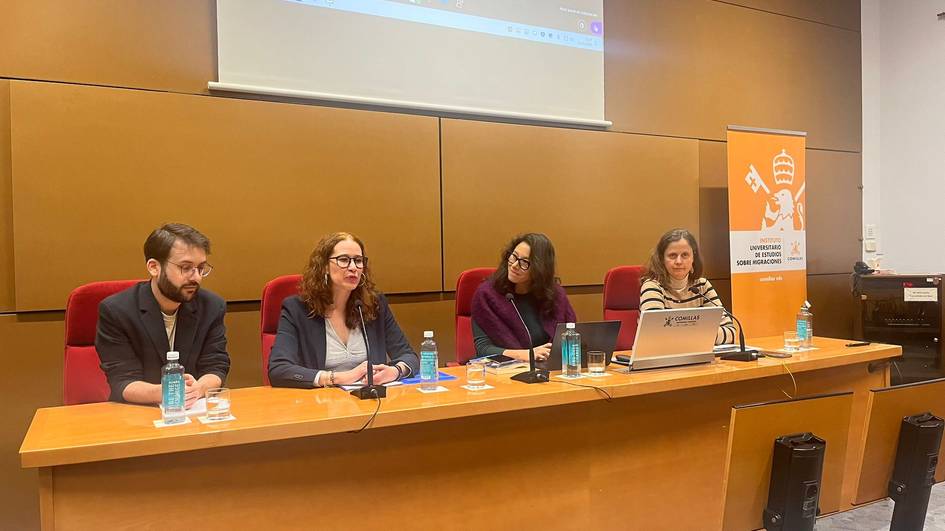 Cuatro personas sentadas en un panel frente a un público, probablemente en una conferencia o seminario.