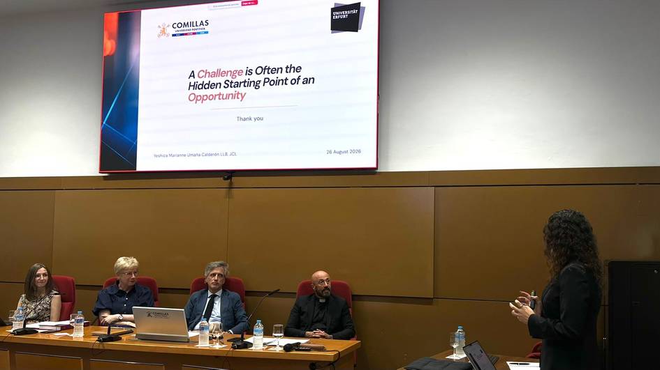 Una presentación en un aula con un ponente hablando frente a un grupo de personas sentadas.