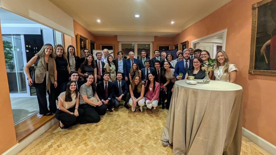 Grupo de personas posando juntas en un ambiente elegante y acogedor.