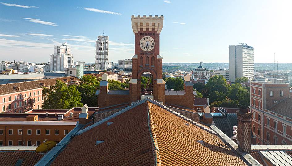 Vista panorámica de la ciudad con un reloj en el edificio destacado.