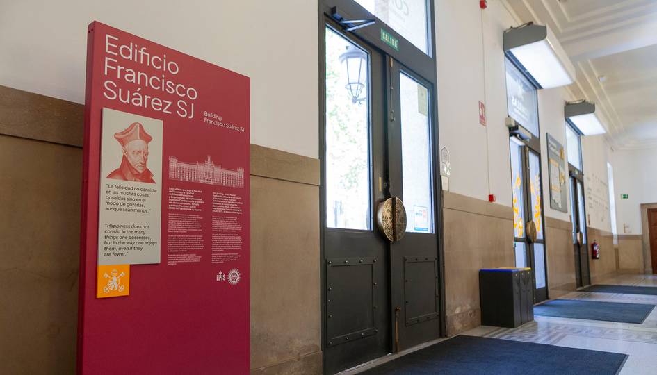 Imagen del interior del edificio Francisco Suárez SJ, donde se puede ver una placa informativa sobre el lugar.