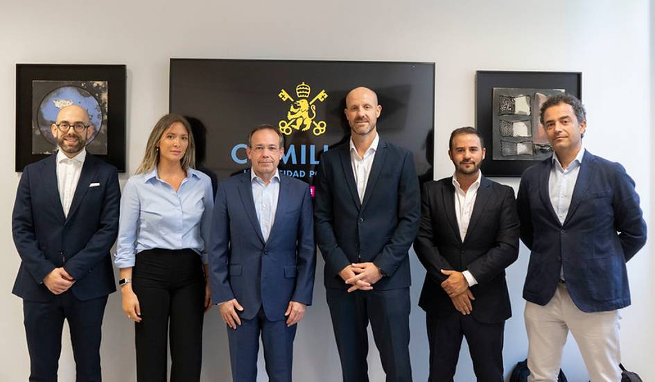 Un grupo de seis personas posando en un entorno profesional frente a un logotipo.