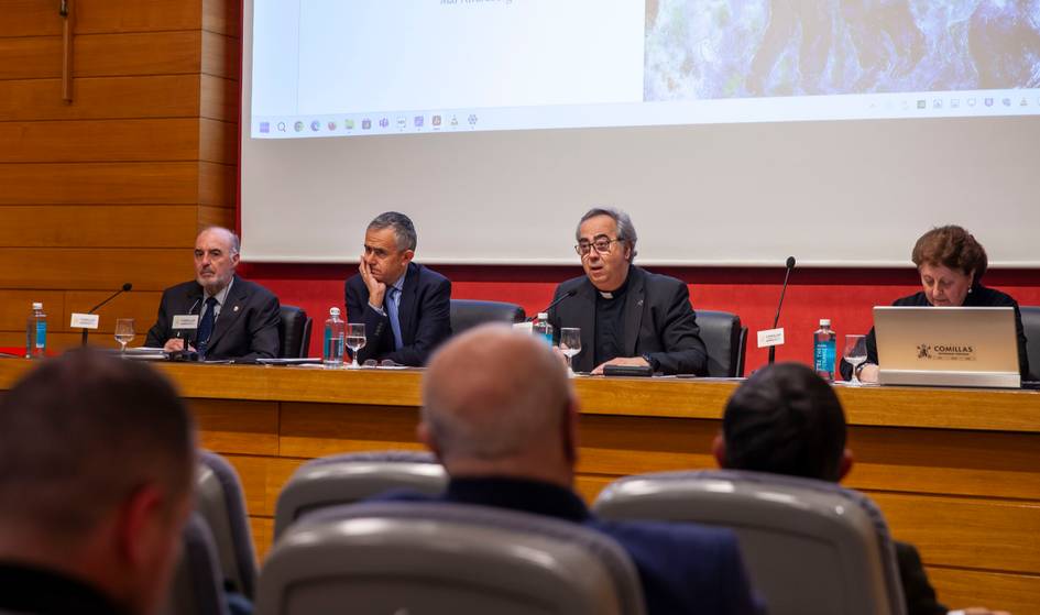 Una conferencia donde varios ponentes discuten frente a una audiencia en un ambiente académico.