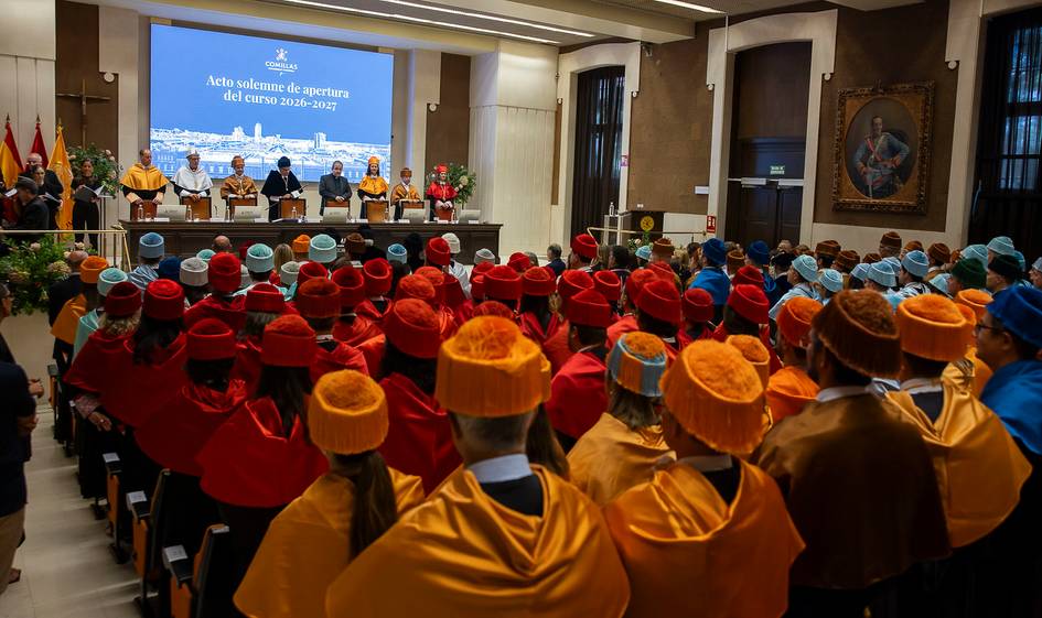 El acto solemne de apertura del curso académico reúne a un gran número de personas con togas y birretes de colores en un auditorio.