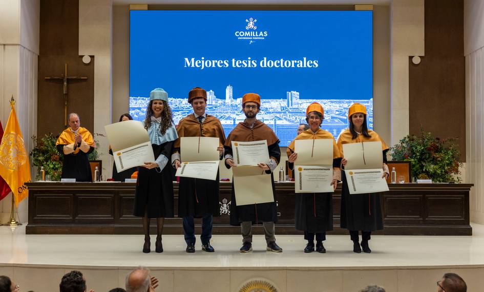 Ceremonia de entrega de premios a las mejores tesis doctorales en un auditorio con asistentes.