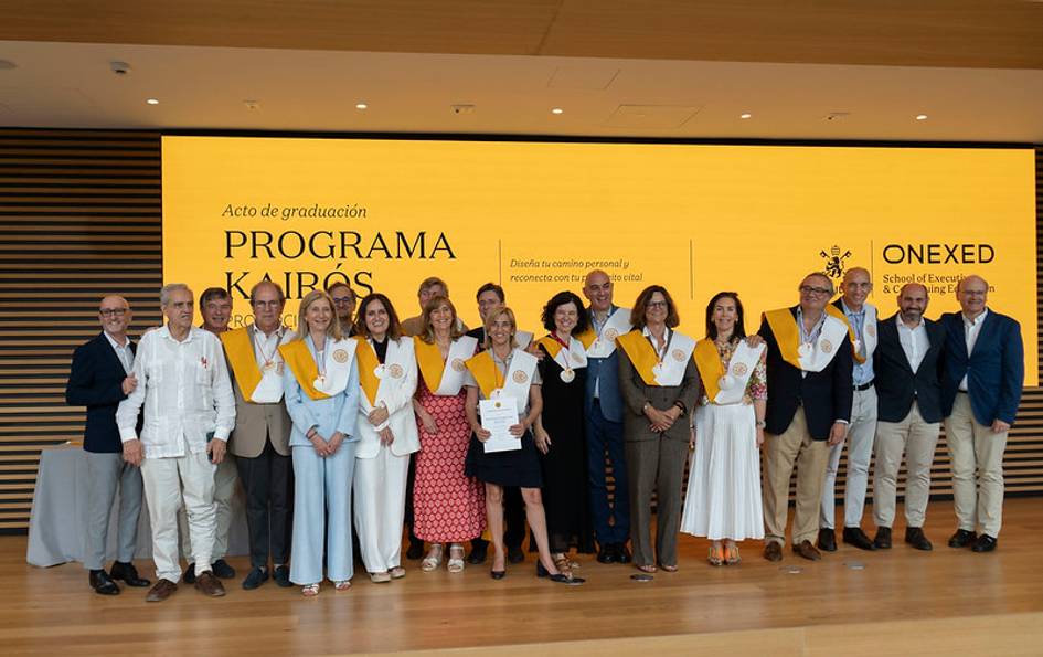 Un grupo de personas posando en un acto de graduación del Programa Kairós.