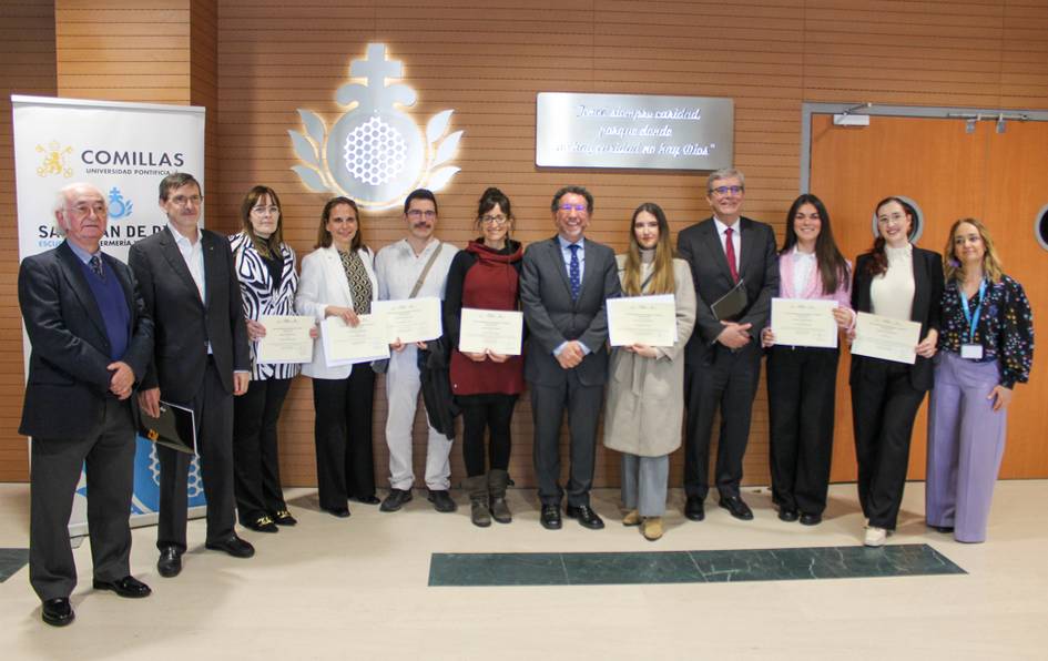 Un grupo de personas posando en un evento de entrega de certificados en una institución educativa.