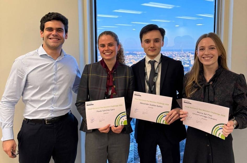 Cuatro jóvenes sostienen certificados en un entorno de oficina con vistas a la ciudad.