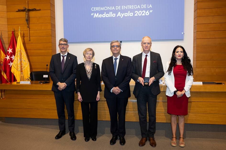La imagen muestra a cinco personas posando durante la ceremonia de entrega de la Medalla Ayala 2026.
