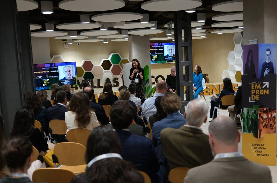 Un evento en el que varias personas asisten a una presentación en un ambiente moderno.