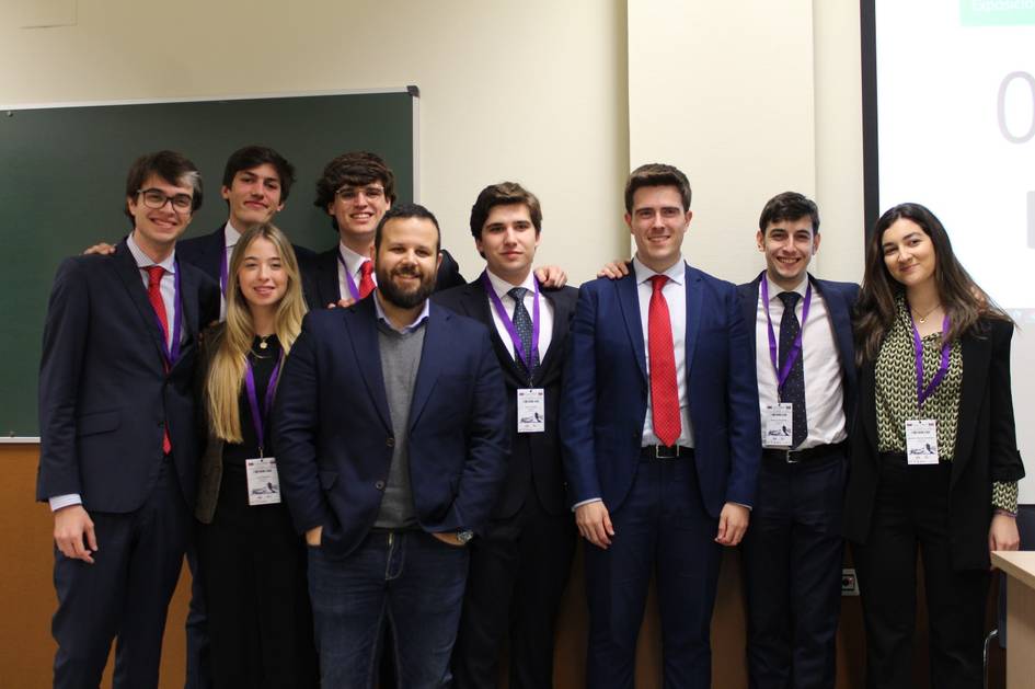 Grupo de jóvenes posando en un evento formal.