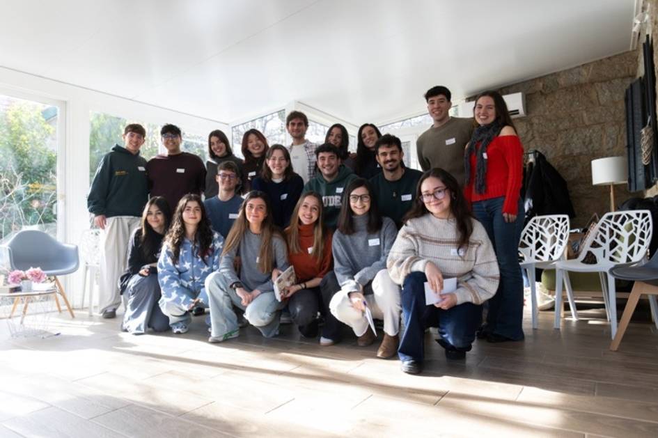 Grupo de personas sonrientes posando en un ambiente luminoso y cómodo.