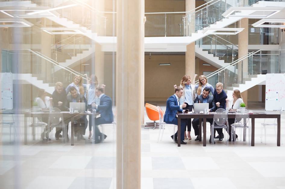 Un grupo de profesionales colaborando en un entorno de oficina moderno.