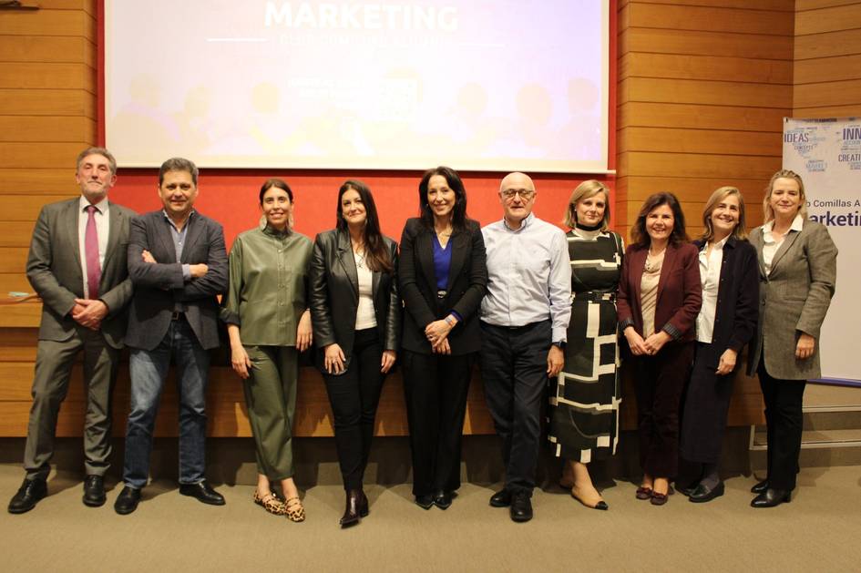 Un grupo de profesionales posando juntos en un evento relacionado con el marketing.