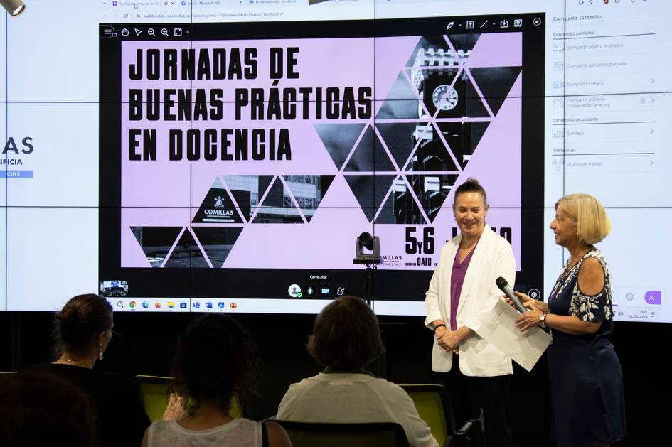 Two women standing in front of a presentation titled 'Jornadas de Buenas Prácticas en Docencia' with an audience in the foreground.