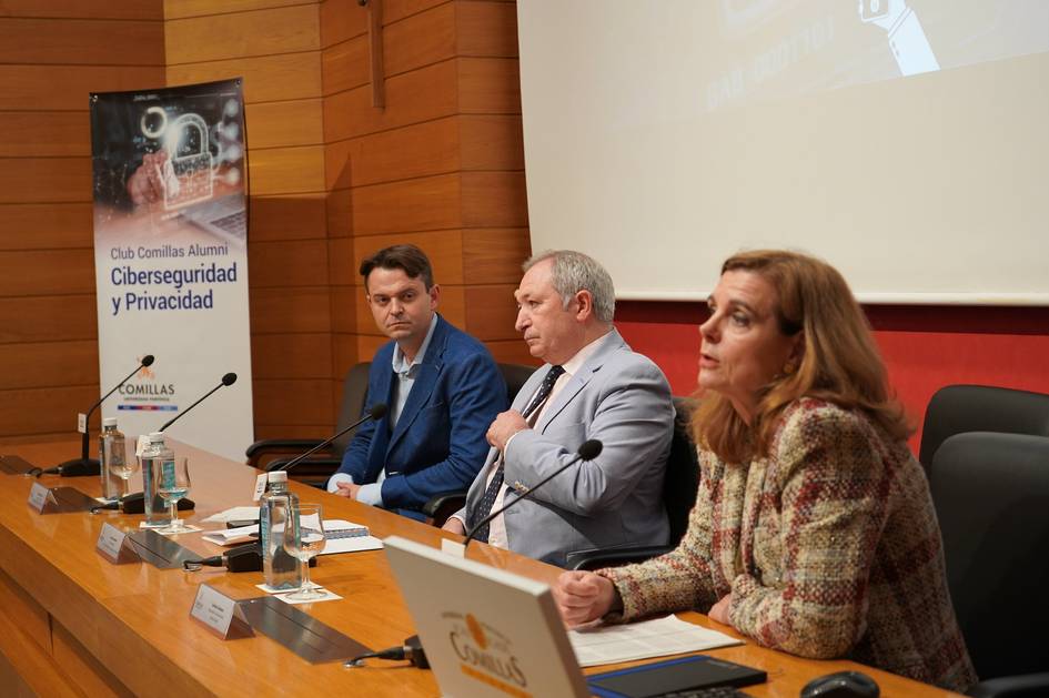 Tres profesionales sentados en un panel de discusión sobre ciberseguridad y privacidad.