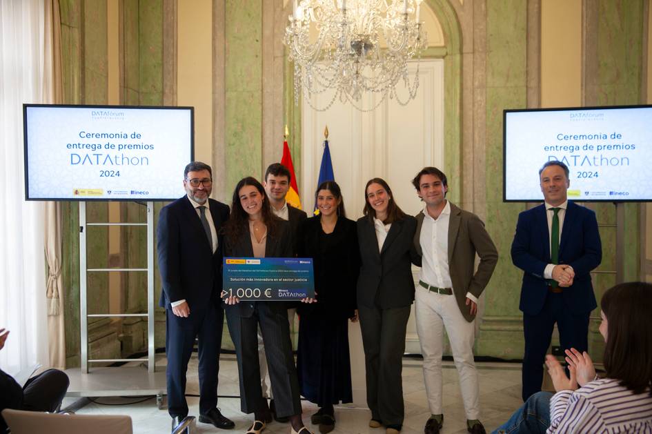 Una ceremonia de entrega de premios con varios participantes sosteniendo un cheque grande.