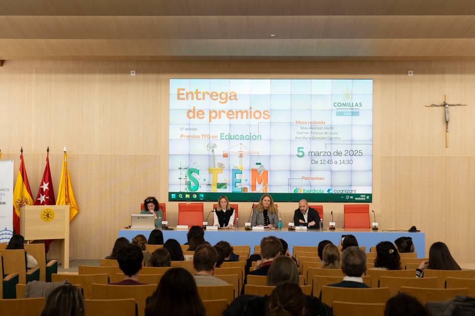 Una ceremonia de entrega de premios relacionados con la educación se está llevando a cabo en un auditorio.