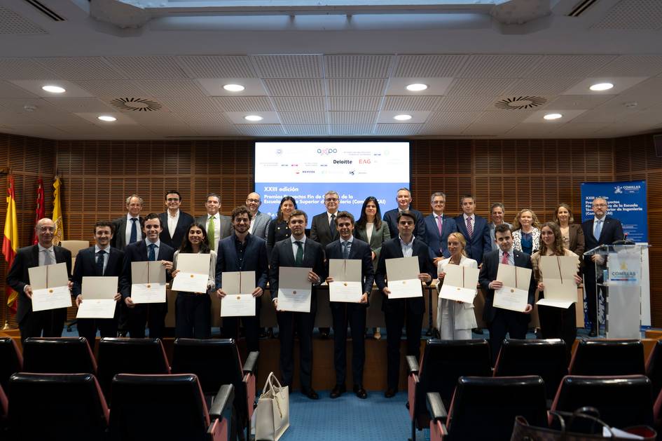 Un grupo de personas sonrientes sostiene diplomas en un evento formal.