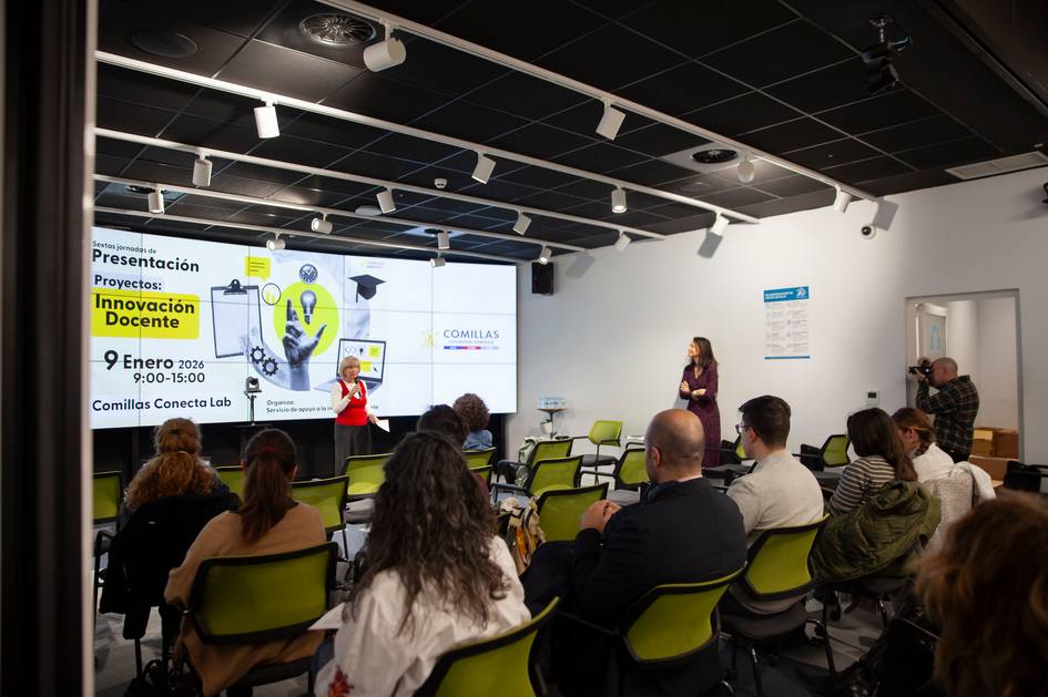 Una presentación en un aula sobre innovación docente en la Universidad Comillas, con un público atento.