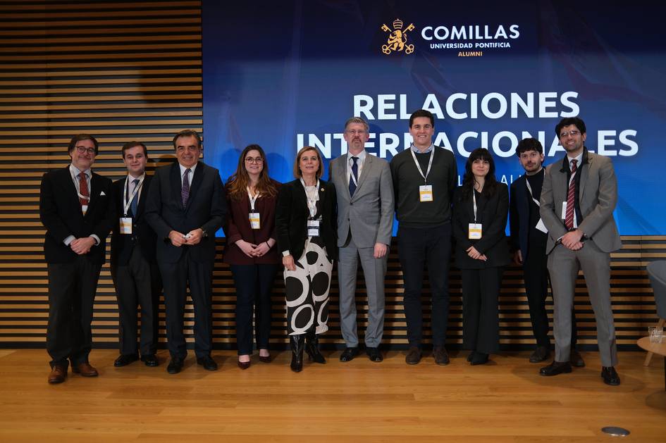 Un grupo de profesionales posando en un evento en la Universidad Pontificia Comillas.