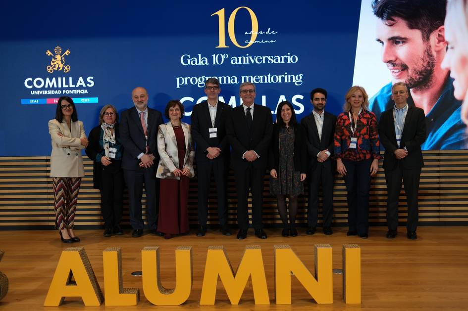 Un grupo de personas posando en una gala del 10º aniversario del programa de mentoring de la Universidad Pontificia Comillas.