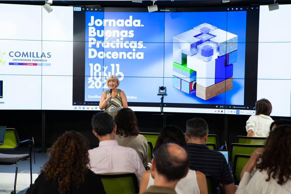 Imagen de una jornada académica en la que una mujer habla frente a un público en un auditorio moderno.