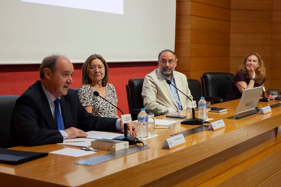 Un grupo de personas participa en una mesa redonda en un ambiente académico.
