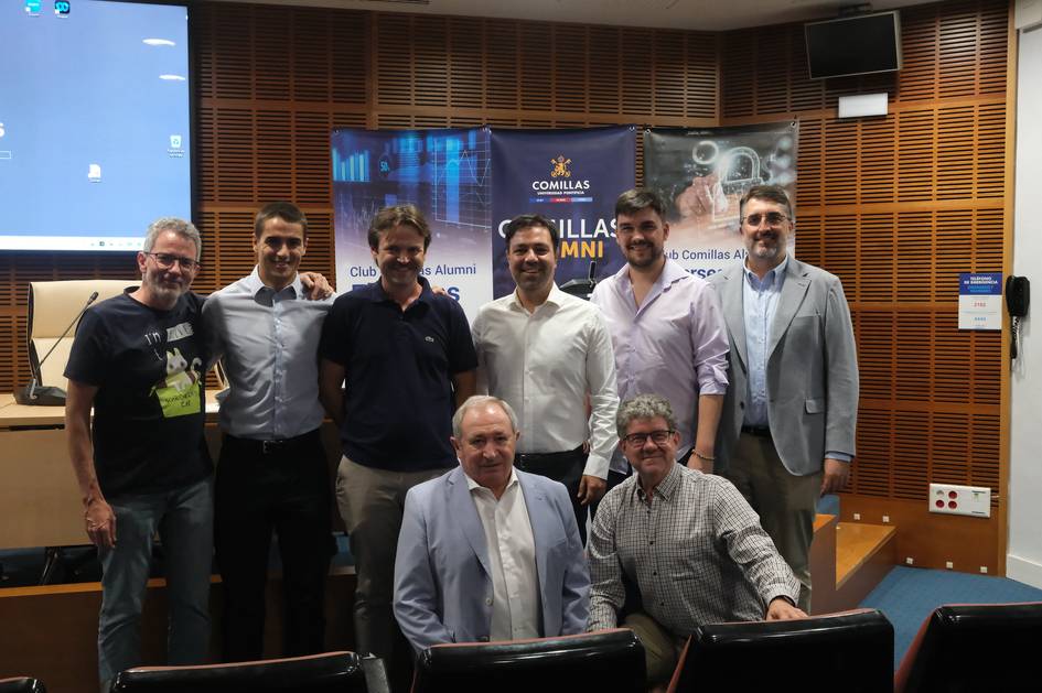 Un grupo de personas posando en un evento en un auditorio.