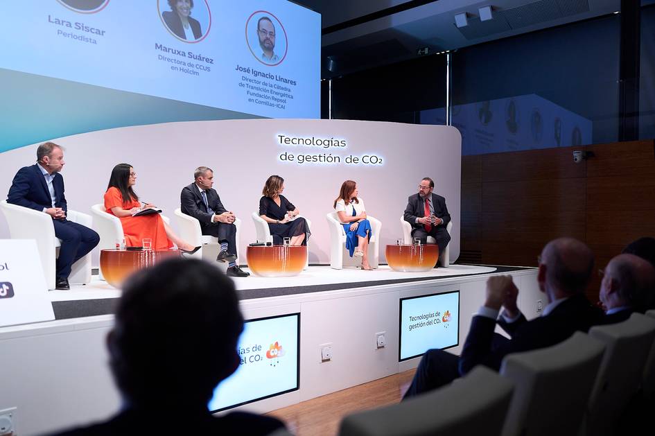 Un panel de discusión con varios ponentes en un evento sobre tecnologías de gestión.