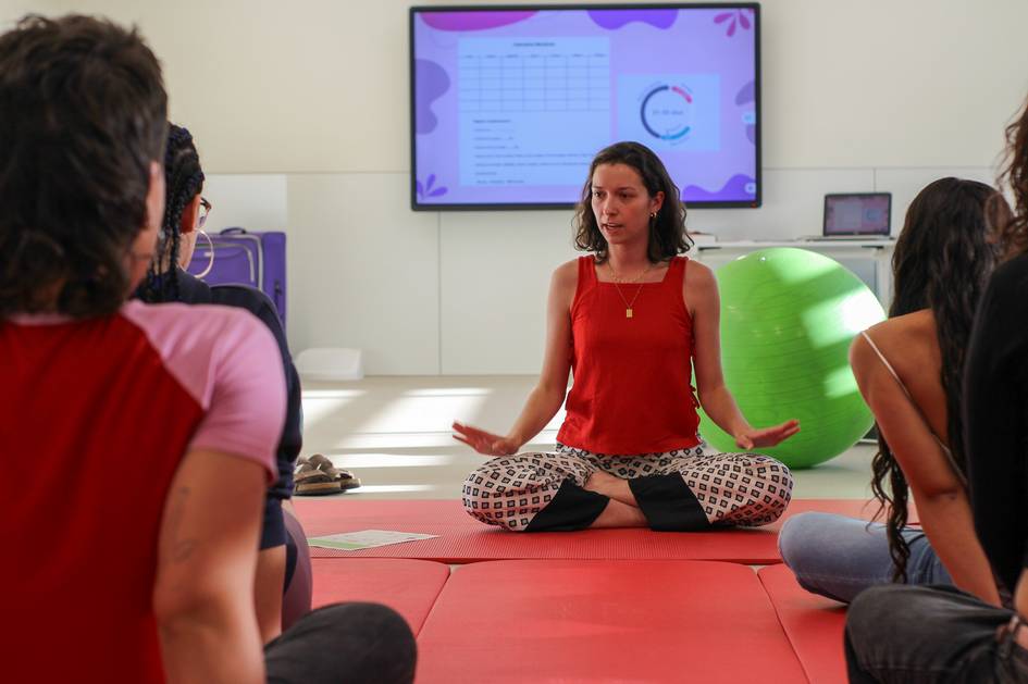Una alumna de Fisioterapia guía una sesión para mejorar la salud del suelo pélvico