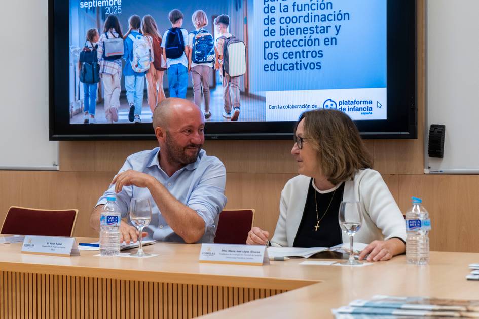 Dos personas conversando durante una presentación sobre la función de coordinación de bienestar en los centros educativos.