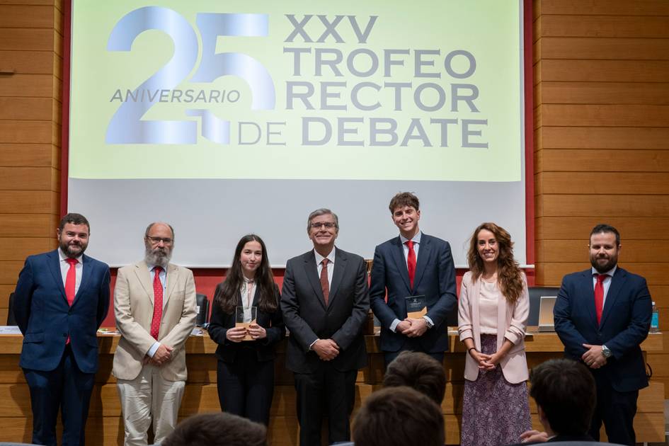 Un grupo de personas posando en un evento conmemorativo del XXV Trofeo Rector de Debate.