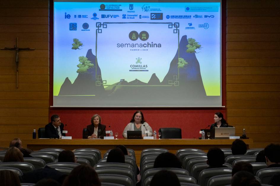 Una conferencia sobre la Semana China con panelistas en un auditorio.
