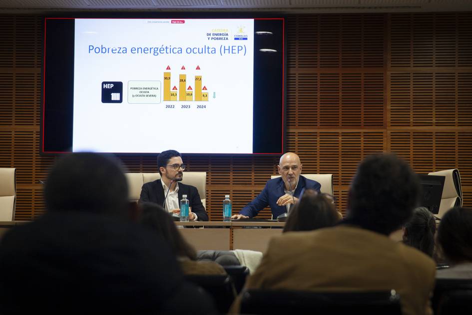 Dos ponentes discuten sobre la pobreza energética oculta en un evento público.